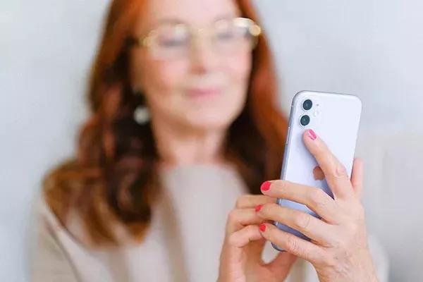 Person tjekker sin telefon